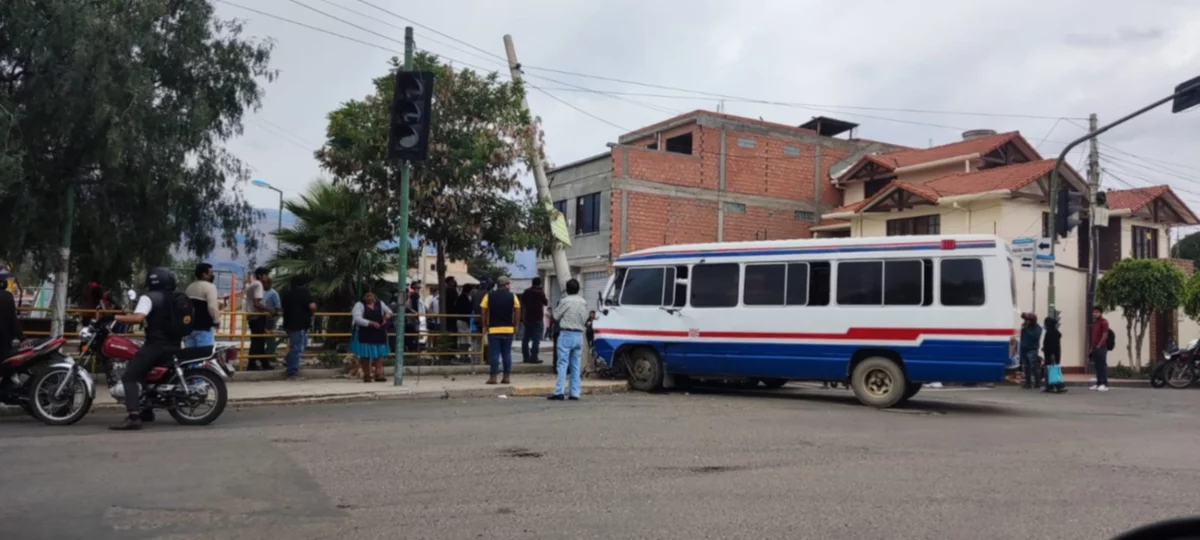 Minibús del transporte público chocó contra una vagoneta, dejó cuatro heridos
